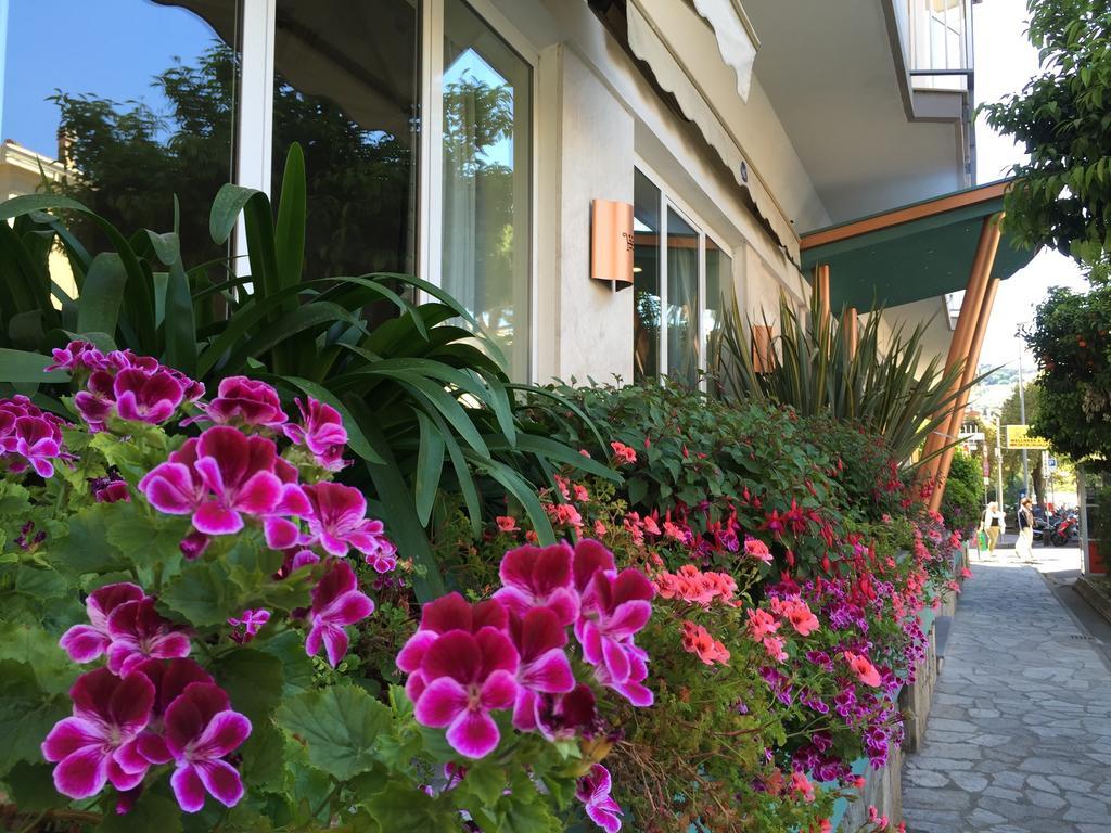 Hotel Baia Bianca Diano Marina Exterior foto